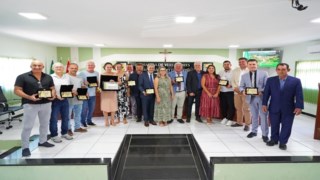 Sessão Solene de abertura das festividades do Aniversário do município, foi marcada por homenagens Sessão Solene de abertura das festividades do Aniversário do município, foi marcada por homenagens