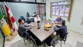 PRESIDENTE LÍRIO REINERT RECEBE REPRESENTANTES DA ABRCON
(Academia Brasileira de Consultoria) PRESIDENTE LÍRIO REINERT RECEBE REPRESENTANTES DA ABRCON
(Academia Brasileira de Consultoria)